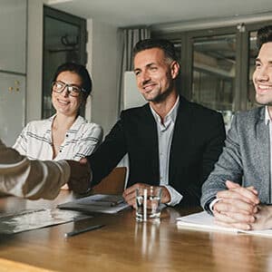 Équipe en pleine négociation autour d’une table, symbolisant les compétences en gestion de négociations complexes acquises grâce à la formation Leaderseed.